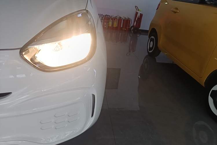Used Roewe Clever 2021 302 km New Four-Seater Super-Efficient Version Left Front Headlight