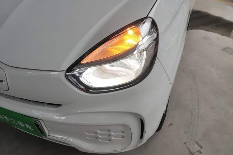 Used Roewe Clever 2021 302 km New Four-Seater Super-Efficient Version Left Front Headlight
