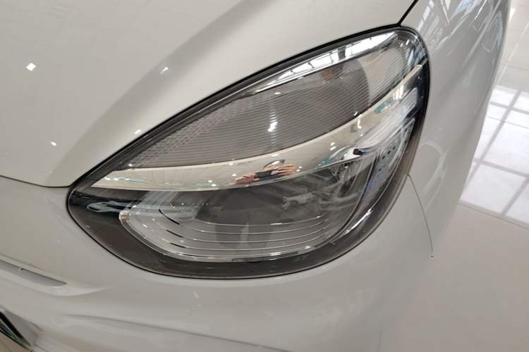 Used Roewe Clever 2021 302 km New Four-Seater Super-Efficient Version Left Front Headlight