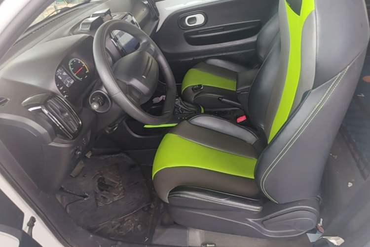 Used Roewe Clever 2021 302 km New Four-Seater Super-Efficient Version Left Front Seat