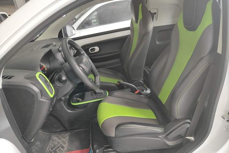 Used Roewe Clever 2021 302 km New Four-Seater Super-Efficient Version Left Front Seat