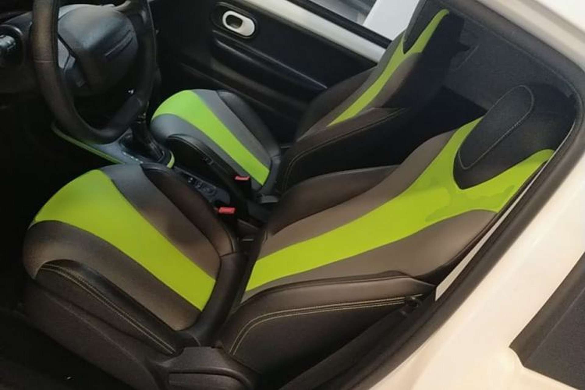 Used Roewe Clever 2021 302 km New Four-Seater Super-Efficient Version Left Front Seat