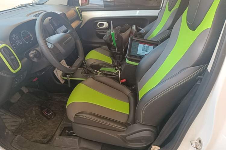 Used Roewe Clever 2021 302 km New Four-Seater Super-Efficient Version Left Front Seat