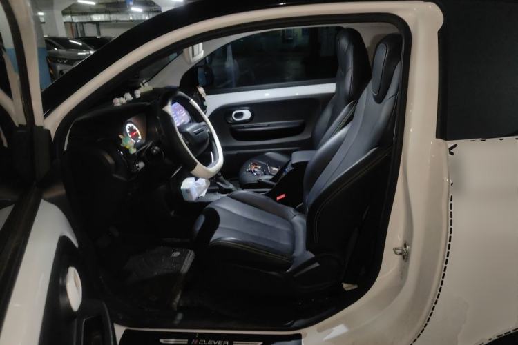 Used Roewe Clever 2021 302 km New Four-Seater Super-Efficient Version Left Front Seat