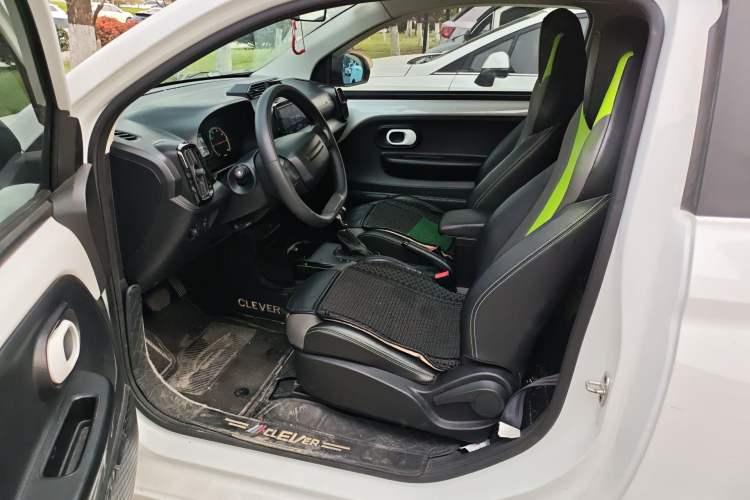 Used Roewe Clever 2021 302 km New Four-Seater Super-Efficient Version Left Front Seat