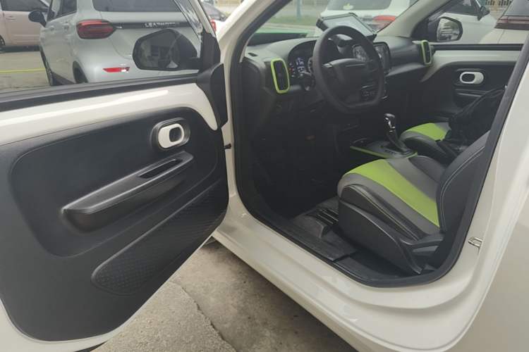 Used Roewe Clever 2021 302 km New Four-Seater Super-Efficient Version Left Front Seat