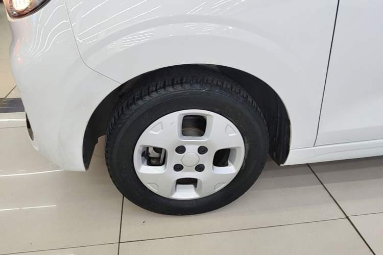 Used Roewe Clever 2021 302 km New Four-Seater Super-Efficient Version Left Front Wheel Hub