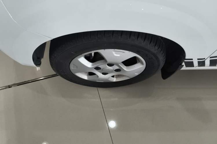 Used Roewe Clever 2021 302 km New Four-Seater Super-Efficient Version Left Front Wheel Hub