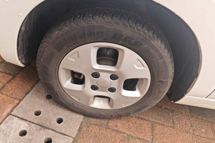 Used Roewe Clever 2021 302 km New Four-Seater Super-Efficient Version Left Front Wheel Hub