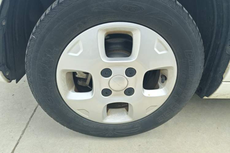 Used Roewe Clever 2021 302 km New Four-Seater Super-Efficient Version Left Front Wheel Hub
