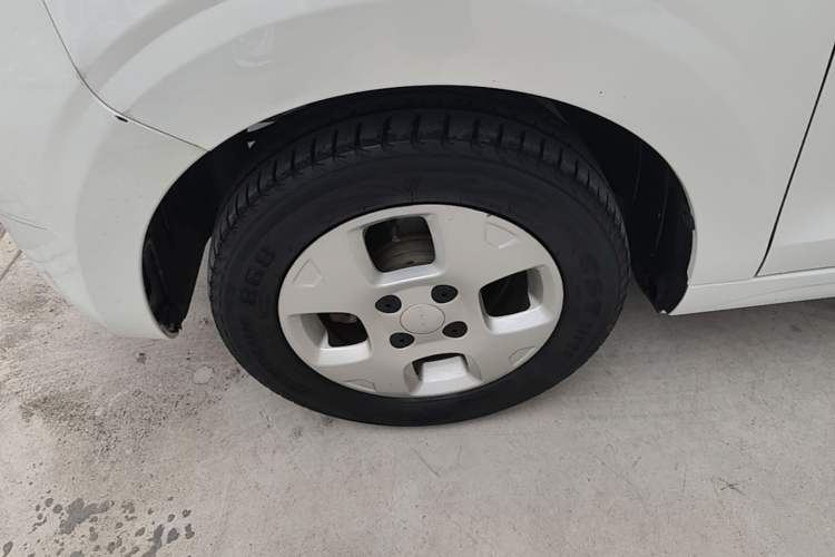 Used Roewe Clever 2021 302 km New Four-Seater Super-Efficient Version Left Front Wheel Hub