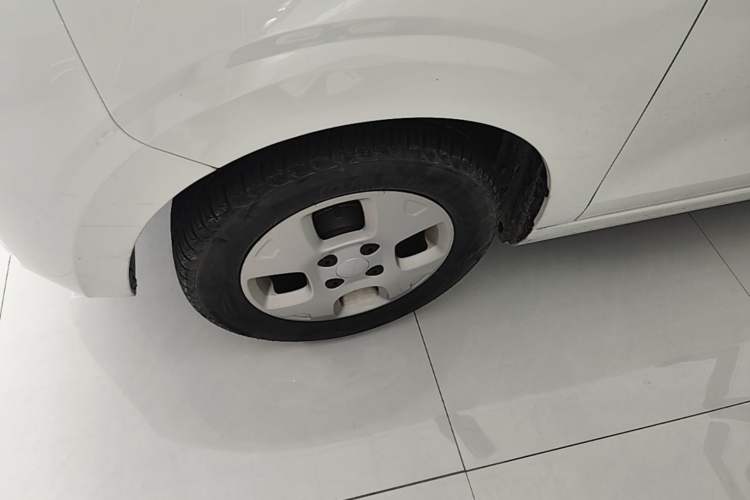 Used Roewe Clever 2021 302 km New Four-Seater Super-Efficient Version Left Front Wheel Hub