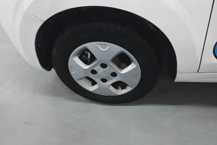 Used Roewe Clever 2021 302 km New Four-Seater Super-Efficient Version Left Front Wheel Hub