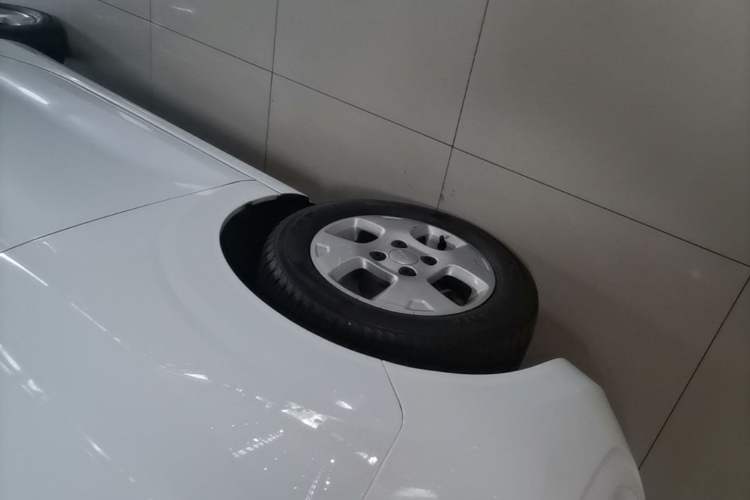 Used Roewe Clever 2021 302 km New Four-Seater Super-Efficient Version Left Front Wheel Hub