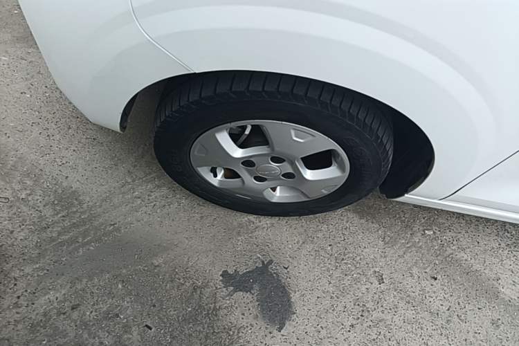 Used Roewe Clever 2021 302 km New Four-Seater Super-Efficient Version Left Front Wheel Hub
