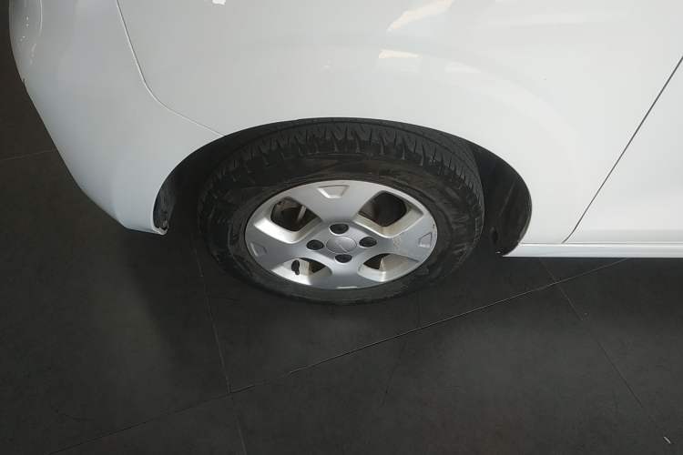 Used Roewe Clever 2021 302 km New Four-Seater Super-Efficient Version Left Front Wheel Hub