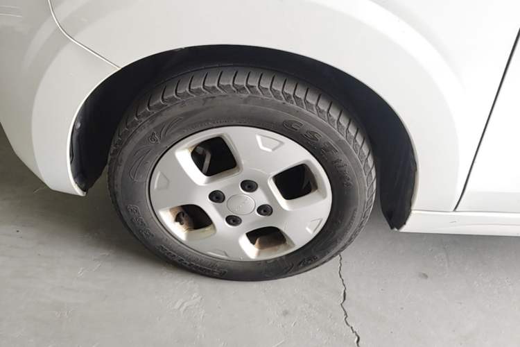 Used Roewe Clever 2021 302 km New Four-Seater Super-Efficient Version Left Front Wheel Hub