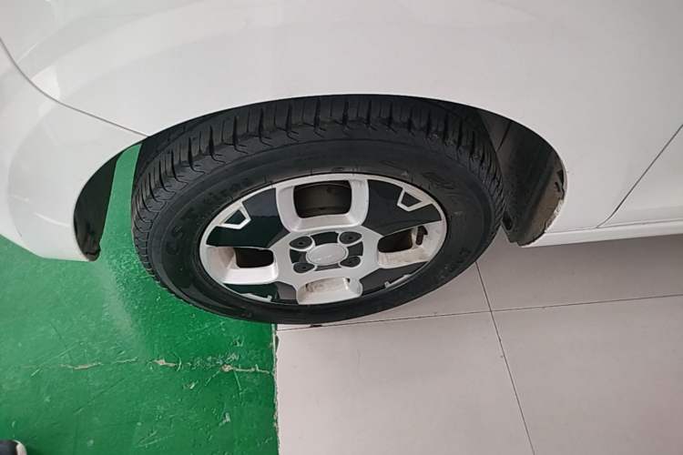 Used Roewe Clever 2021 302 km New Four-Seater Super-Efficient Version Left Front Wheel Hub