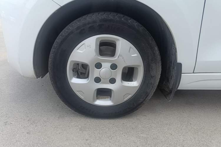 Used Roewe Clever 2021 302 km New Four-Seater Super-Efficient Version Left Front Wheel Hub