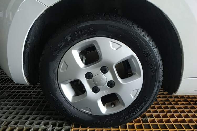 Used Roewe Clever 2021 302 km New Four-Seater Super-Efficient Version Left Front Wheel Hub