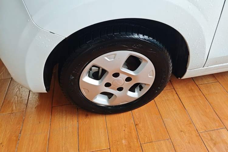 Used Roewe Clever 2021 302 km New Four-Seater Super-Efficient Version Left Front Wheel Hub