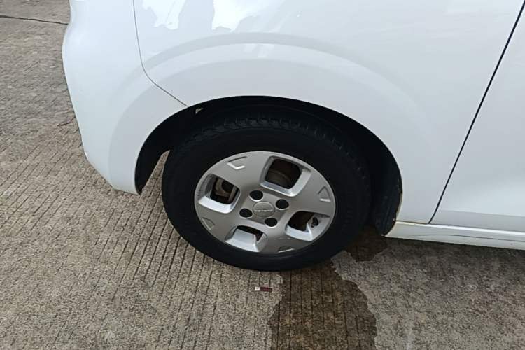 Used Roewe Clever 2021 302 km New Four-Seater Super-Efficient Version Left Front Wheel Hub