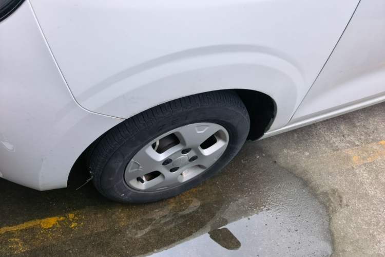 Used Roewe Clever 2021 302 km New Four-Seater Super-Efficient Version Left Front Wheel Hub