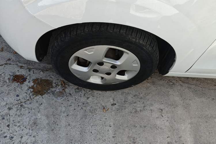Used Roewe Clever 2021 302 km New Four-Seater Super-Efficient Version Left Front Wheel Hub