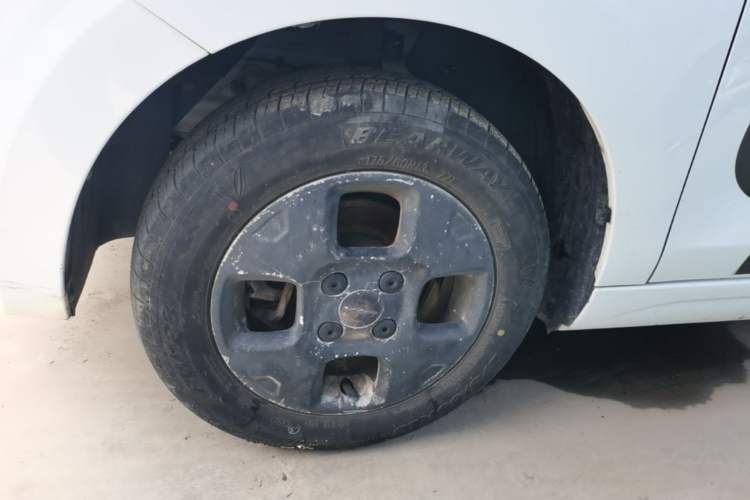 Used Roewe Clever 2021 302 km New Four-Seater Super-Efficient Version Left Front Wheel Hub