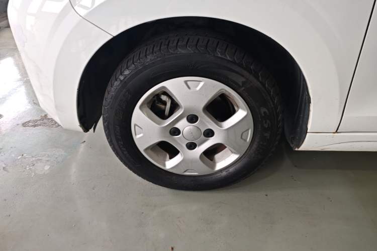 Used Roewe Clever 2021 302 km New Four-Seater Super-Efficient Version Left Front Wheel Hub