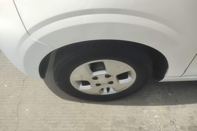 Used Roewe Clever 2021 302 km New Four-Seater Super-Efficient Version Left Front Wheel Hub