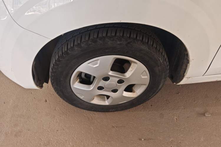 Used Roewe Clever 2021 302 km New Four-Seater Super-Efficient Version Left Front Wheel Hub