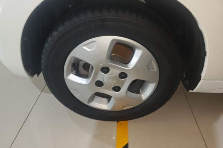 Used Roewe Clever 2021 302 km New Four-Seater Super-Efficient Version Left Front Wheel Hub