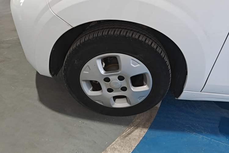 Used Roewe Clever 2021 302 km New Four-Seater Super-Efficient Version Left Front Wheel Hub