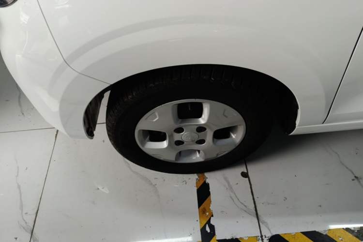 Used Roewe Clever 2021 302 km New Four-Seater Super-Efficient Version Left Front Wheel Hub