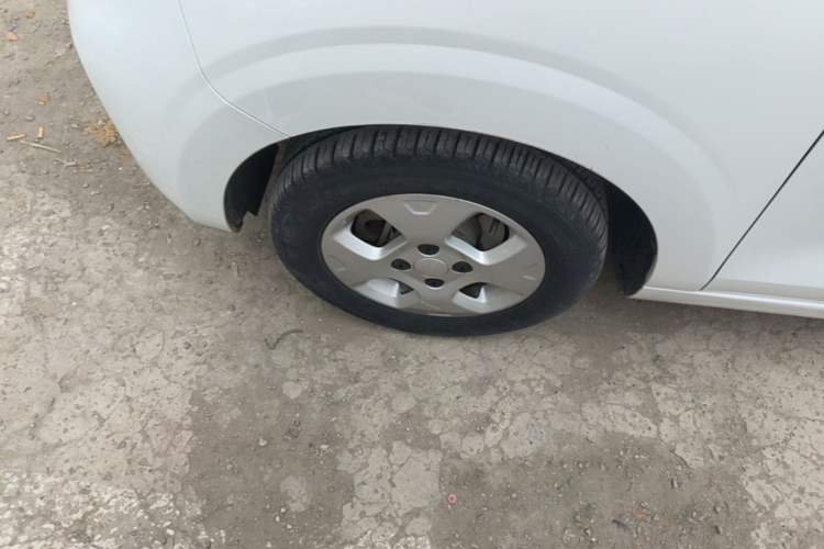 Used Roewe Clever 2021 302 km New Four-Seater Super-Efficient Version Left Front Wheel Hub