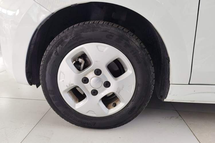 Used Roewe Clever 2021 302 km New Four-Seater Super-Efficient Version Left Front Wheel Hub