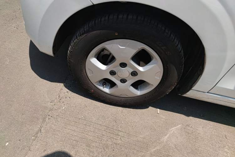 Used Roewe Clever 2021 302 km New Four-Seater Super-Efficient Version Left Front Wheel Hub
