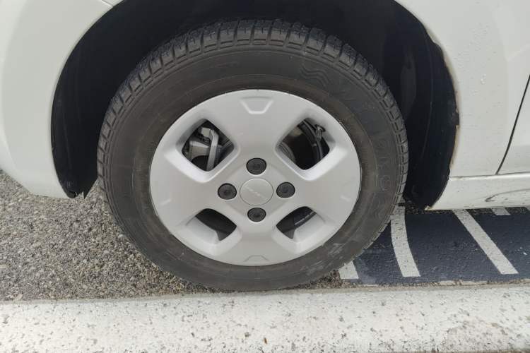 Used Roewe Clever 2021 302 km New Four-Seater Super-Efficient Version Left Front Wheel Hub