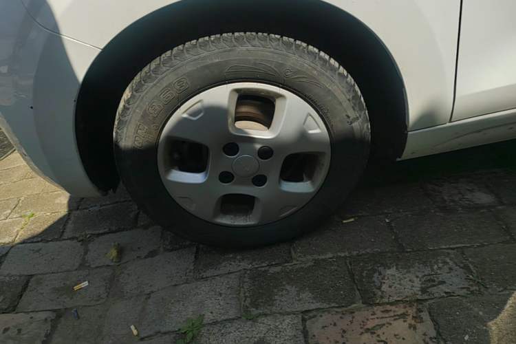 Used Roewe Clever 2021 302 km New Four-Seater Super-Efficient Version Left Front Wheel Hub
