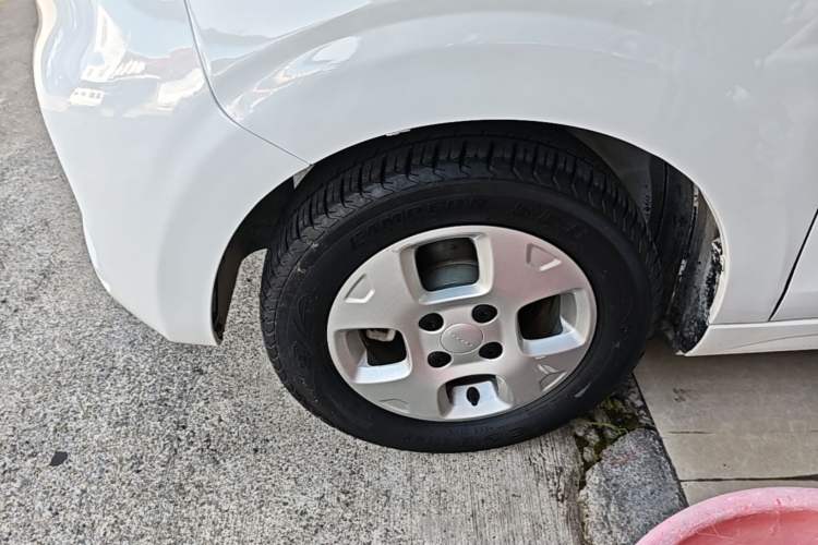 Used Roewe Clever 2021 302 km New Four-Seater Super-Efficient Version Left Front Wheel Hub