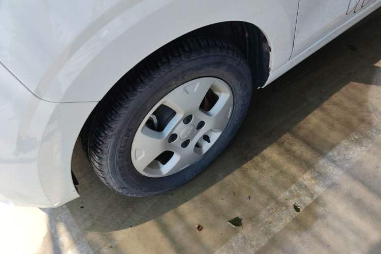 Used Roewe Clever 2021 302 km New Four-Seater Super-Efficient Version Left Front Wheel Hub