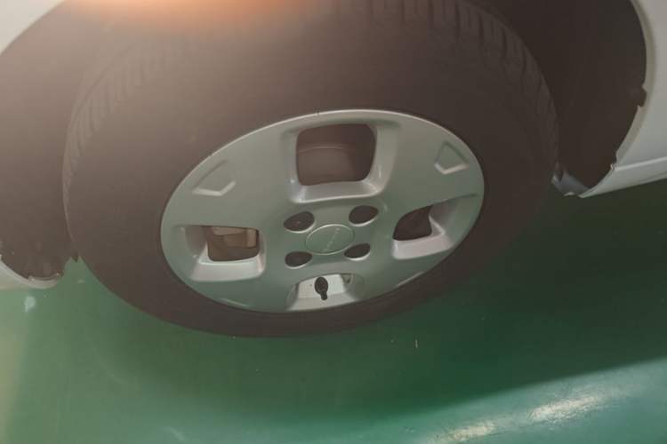 Used Roewe Clever 2021 302 km New Four-Seater Super-Efficient Version Left Front Wheel Hub