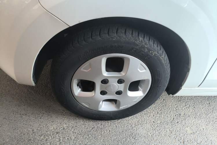 Used Roewe Clever 2021 302 km New Four-Seater Super-Efficient Version Left Front Wheel Hub