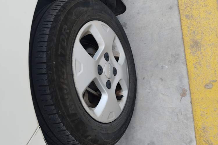 Used Roewe Clever 2021 302 km New Four-Seater Super-Efficient Version Left Front Wheel Hub
