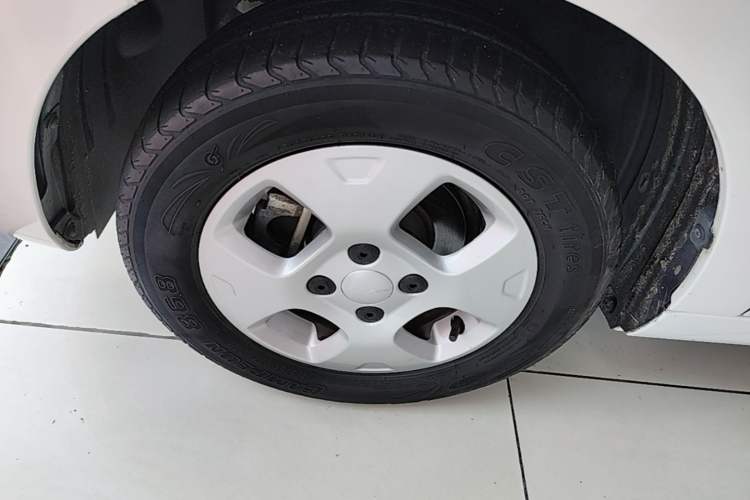 Used Roewe Clever 2021 302 km New Four-Seater Super-Efficient Version Left Front Wheel Hub