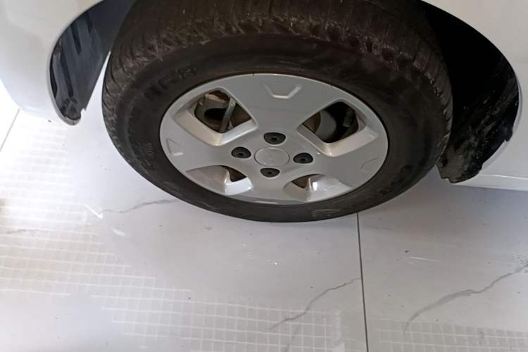 Used Roewe Clever 2021 302 km New Four-Seater Super-Efficient Version Left Front Wheel Hub