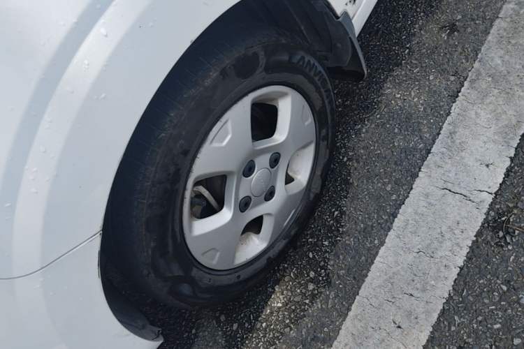 Used Roewe Clever 2021 302 km New Four-Seater Super-Efficient Version Left Front Wheel Hub