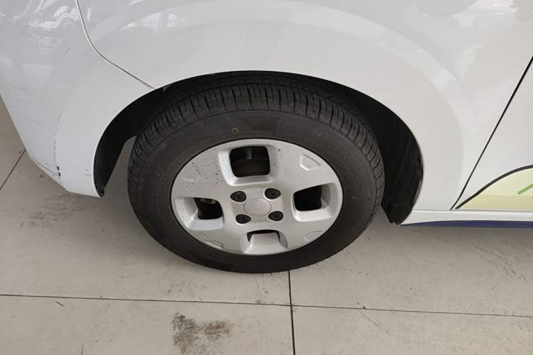Used Roewe Clever 2021 302 km New Four-Seater Super-Efficient Version Left Front Wheel Hub