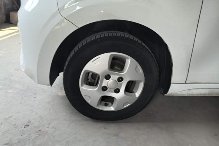 Used Roewe Clever 2021 302 km New Four-Seater Super-Efficient Version Left Front Wheel Hub